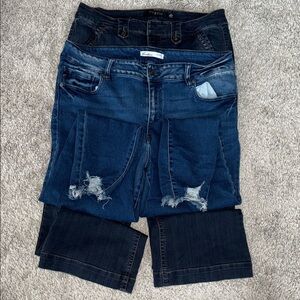 2 pair of Women’s size 16 two pair of jeans. Boot cut and skinny leg distressed